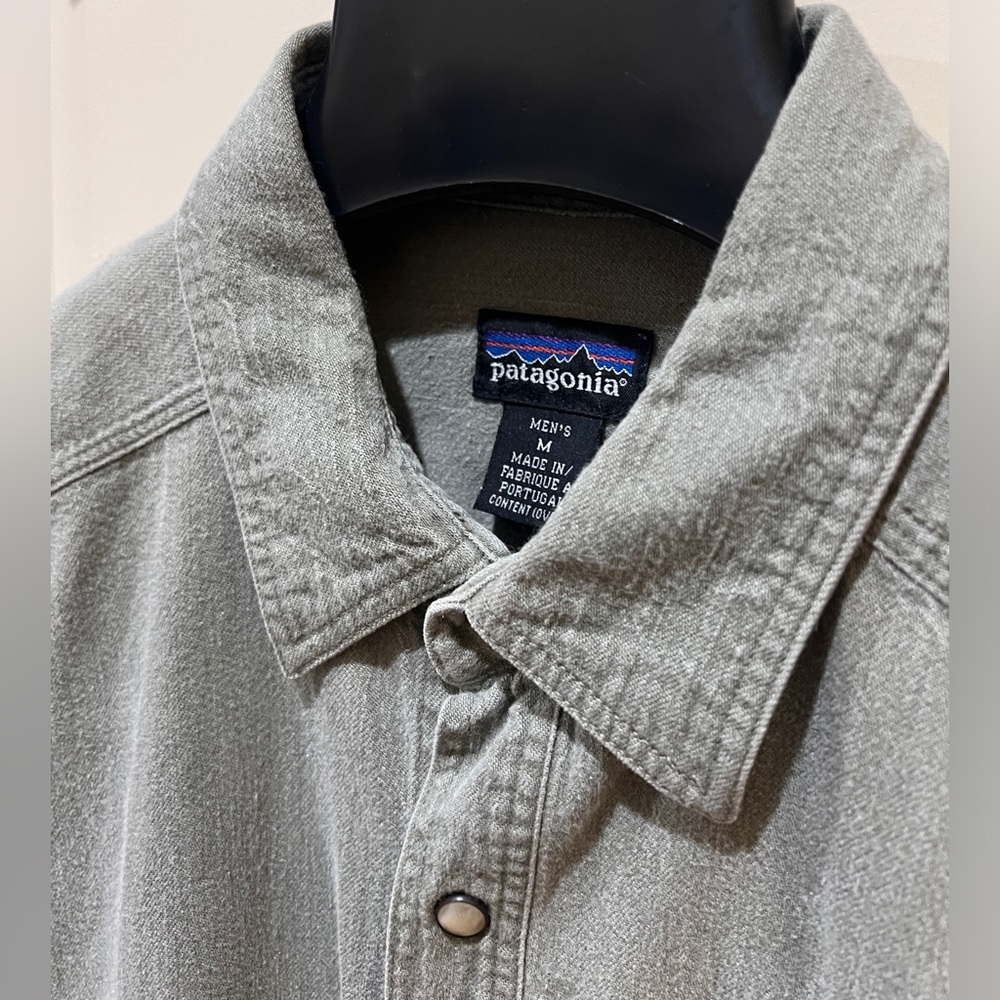Vintage 90’s Patagonia Men's Gray Button Down Long Sleeve - Medium